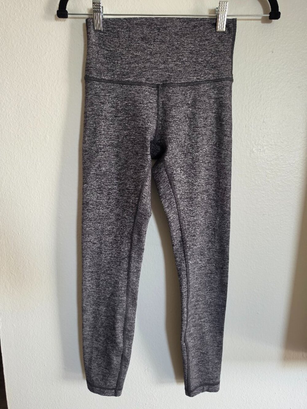 Lululemon cropped leggings / capri leggings Size 4